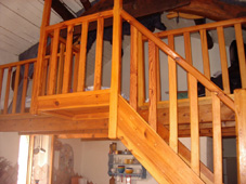 Location g�te en C�vennes. l'Escalier de la mezanine qui surplombe le salon