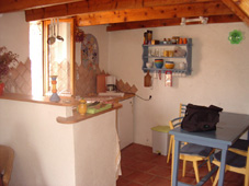 Location g�te en C�vennes. Le coin cuisine/repas dans un angle du s�jour, sous la mezzanine