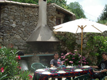 Location gite et chambres d'h�tes en C�vennes - Le Mas des Nabi�res, la cuisine d'�t� du g�te