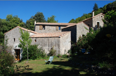 Location g�te en c�vennes, Le Mas des Nabi�res dans son ensemble avec vue du jardin du g�te rural