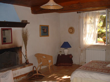 Location chambres d'h�tes en C�vennes - Grande chambre avec chemin�e : lit double + lit une personne