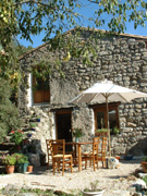 Location gite et chambres d'h�tes en C�vennes - Le Mas des Nabi�res, sa terrasse s'ouvrant sur la montagne