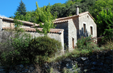 Location g�te en c�vennes, vue d'une facade du gite, dans l'ensemble du Mas des Nabi�res, avec aper�u de la tonnelle de la cuisine d'�t�