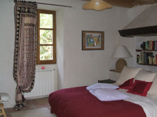 Location chambres d'htes en Cvennes - Chambre annexe qui permet en combinaison avec la ch.indienne, l'accueil, en toute indpendance, d'une grande famille ou 2 couples d'amis