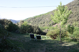 Location gîte en cévennes, l'espace extérieur du gîte rural : traversier ouvrant sur la vallée devant la cuisine d'été